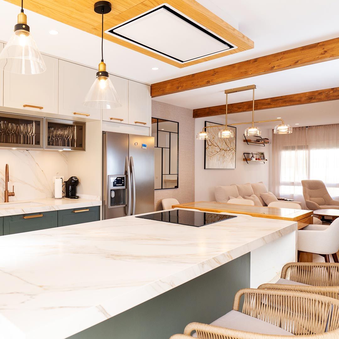 Experimente la vida contemporánea en esta vivienda de hermoso diseño, que cuenta con una cocina moderna con encimeras de mármol y vigas de madera. Ubicada en Alhaurín de la Torre, incluye luces colgantes, un refrigerador de acero inoxidable, sillas de mimbre y un cómodo sofá beige.
