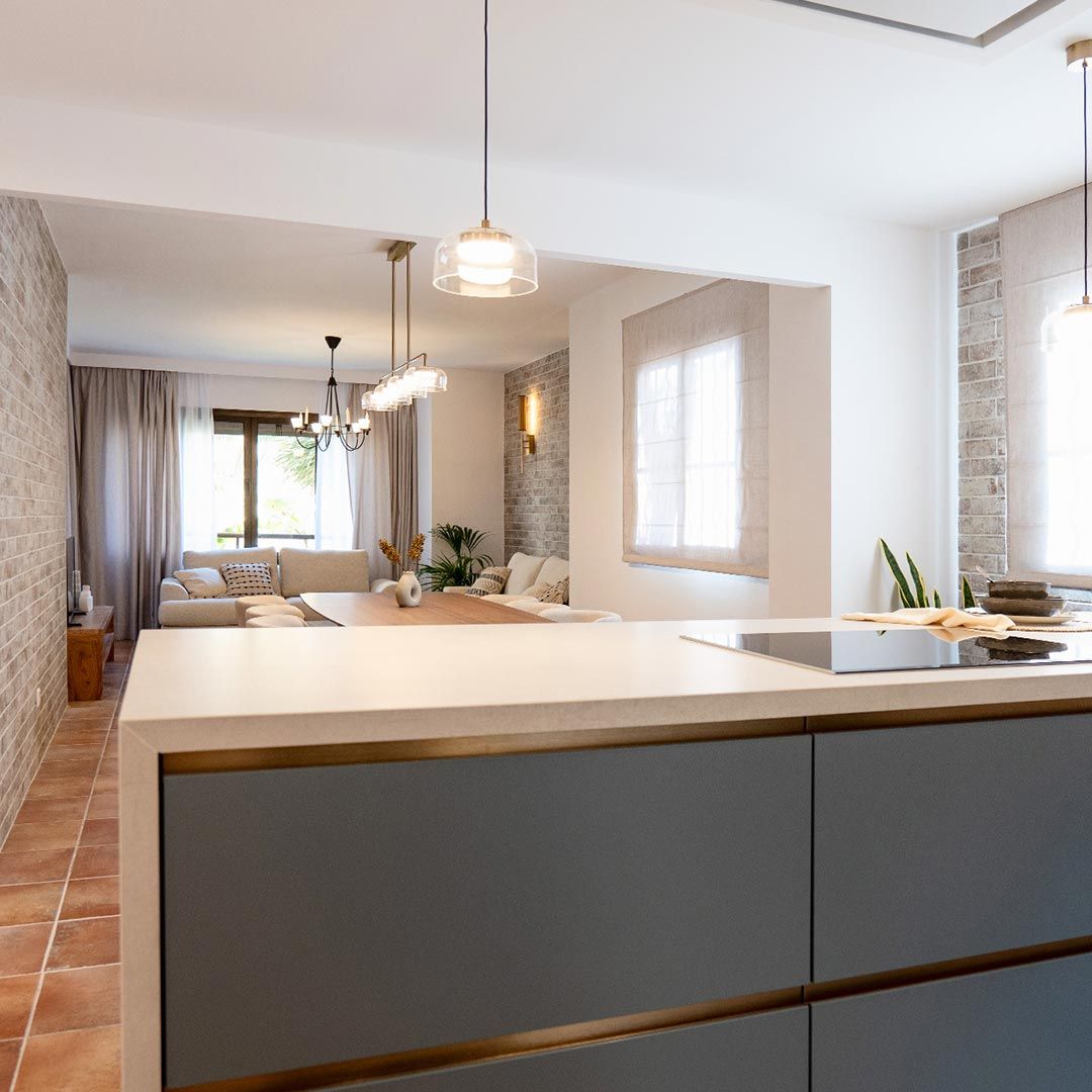 Experimente la vida contemporánea en esta vivienda de hermoso diseño, que cuenta con una cocina moderna con encimeras de mármol y vigas de madera. Ubicada en Alhaurín de la Torre, incluye luces colgantes, un refrigerador de acero inoxidable, sillas de mimbre y un cómodo sofá beige.
