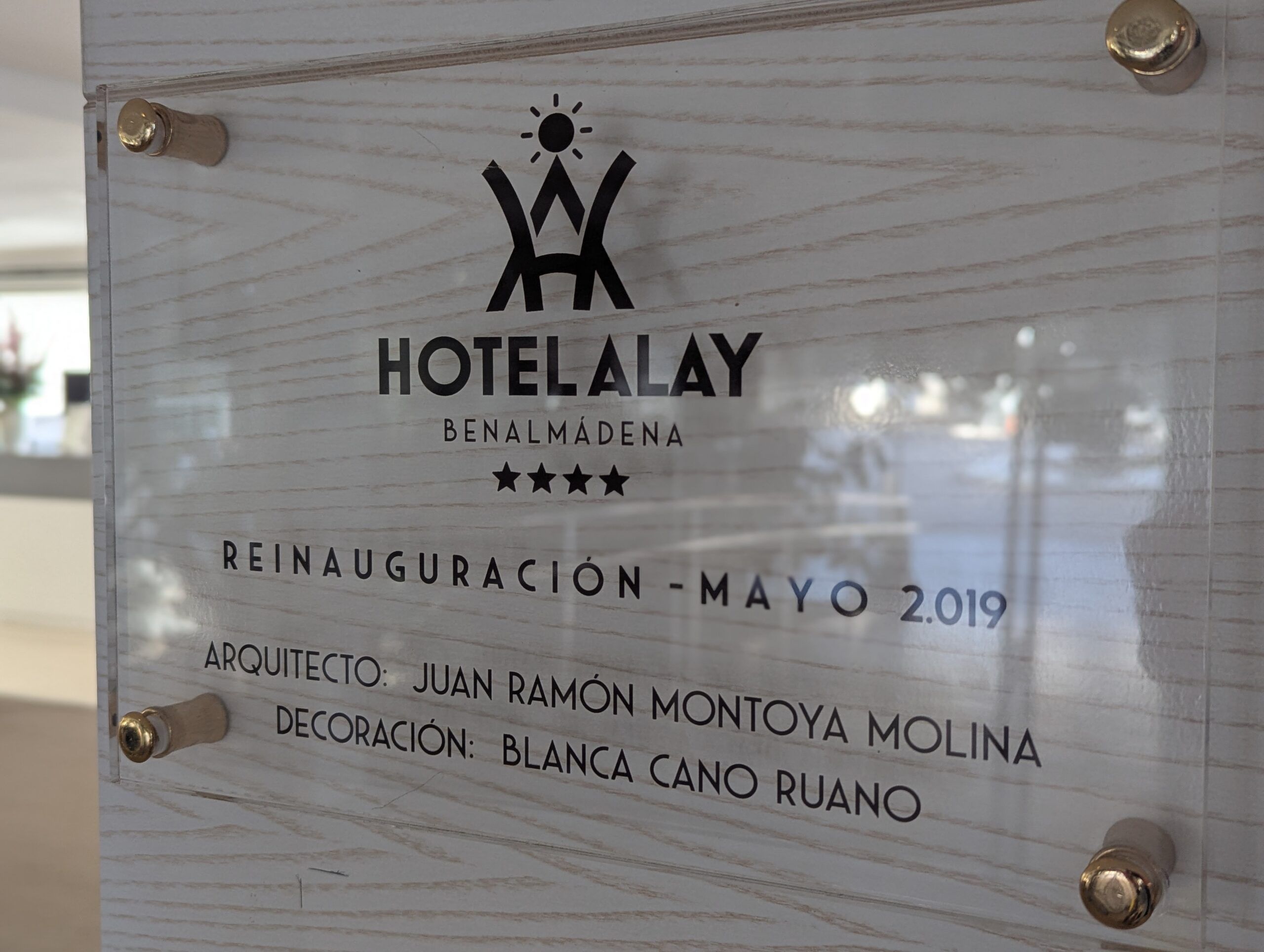 Placa Hotel Alay Mayo 2019 Cartel del Hotel Alay Benalmádena que muestra su reapertura en mayo de 2019, con los nombres del arquitecto Juan Ramón Montoya Molina y la decoradora Blanca Cano Ruano.